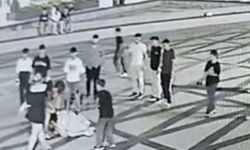 14 yaşındaki genç kız önüne geleni bıçakladı! O anlar kamerada...