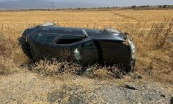 Gaziantep'te arabanın tekeri patladı! Otomobil tarlaya devrildi...