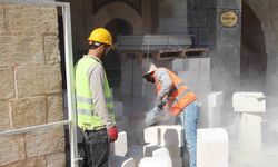 Gaziantep'te işçiler 45 derece sıcakta ekmeklerini taştan çıkartıyor