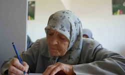 Gaziantep'te torun sahibi ninelerin okumayı öğrenme azimleri imrendiriyor