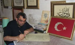 Gaziantep'te yaşayan hattat Mehmet Bali 40 yıldır eserlerini aşkla nakşediyor
