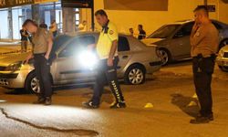 Uzun namlulu silahla oto galeriyi taradılar: 10’dan fazla mermi isabet etti