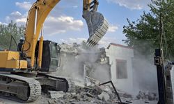 Araban'da depremde hasar gören binaların yıkımına başlandı