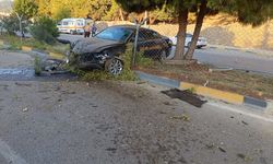 Gaziantep'te orta refüje çarpan otomobildeki 3 kişi yaralandı