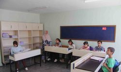 Görme engelli öğretmenin meslek aşkı öğrencilerine örnek oluyor
