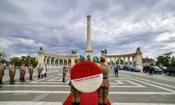 TBMM Başkanı Kurtulmuş, Budapeşte’deki Meçhul Asker Anıtı’na çelenk bıraktı