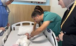 Gaziantep'te Doğuştan göğüs kemiği bulunmayan Eylül bebeğe kıkırdak dokusundan 'iman tahtası' yapıldı