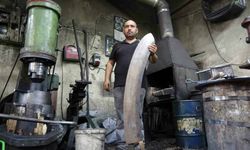 Gaziantep’te el emeğiyle yapılan insan boyundaki et satırı alıcısını bekliyor