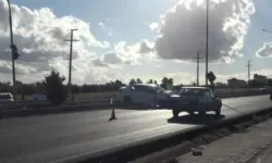 Kilis’te otomobil refüje çarptı: 2 ağır yaralı