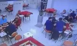 Okey oynarken depreme yakalandılar, aldırış etmediler!