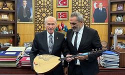 Sanatçı Yavuz Bingöl, MHP Lideri Bahçeli’ye bağlama hediye etti