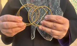 Gaziantep'te düşürdüğü 40 gram altın çöplükte bulunan kadın gözyaşlarını tutamadı