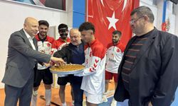 Volkan Group Spor Kulübü Hırslı Hazırlanıyor! Kampı ziyaret eden Başkan Bilal Çeker’den baklava dopingi