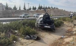 Gaziantep'te kontrolden çıkan otomobil takla atarak refüje uçtu: 1 ölü 4 yaralı!