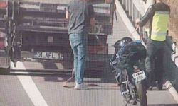 Otoyolda tehlikeli yolculuk kameralara yansıdı: Benzini biten motosikleti kamyonla çektiler