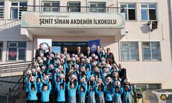 Şahinbey’den okulunu temiz tutan öğrencilere futbol topu hediye