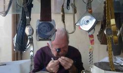 76 yaşındaki Gaziantepli saat ustası, 61 yıldır zamana ayar veriyor