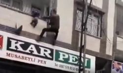 Gaziantep'te yürekleri ağza getiren olay! Küçük çocuk balkonda asılı kaldı...