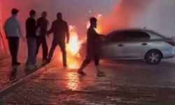 Gaziantep'te park halindeki otomobil alev alev yandı