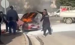 Gaziantep'te seyir halindeki otomobil alev aldı: Vatandaşlar müdahale etti