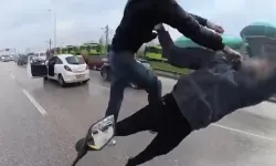 Nefes kesen trafik kavgası! Havada tekmeleşip, yerde yumruklaştılar, ehliyetleri gitti