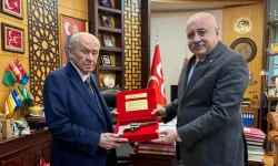 Sermet Atay’dan Devlet Bahçeli'ye doğum gününde muhteşem hediye! Antika silah