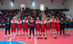 Başkan Yılmaz, parkede gençlerle kozlarını paylaştı