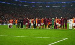 Galatasaraylı futbolcular galibiyeti taraftarıyla kutladı
