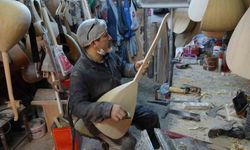 Gaziantep'te baba yadigarı atölyede 35 yıldır bağlama üretiyor