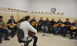Şahinbeyli çiftçiler müzik kursunda gitar ve bağlama öğreniyor