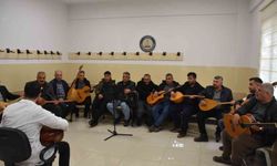 Gaziantep'te çiftçiler müzik kursunda gitar ve bağlama öğreniyor