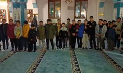 Gaziantep'te çocuklar camide 'Kabe'de hacılar hu der Allah' ilahisini seslendirdi