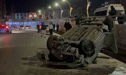 Gaziantep'te feci kaza! Refüjdeki direğe çarpan otomobil takla attı