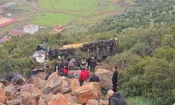 Gaziantep'te uçuruma yuvarlanan kamyonun sürücüsü öldü