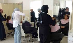 Gaziantep'te yaşlılar hayatlarında ilk defa kuaförde bakım yaptırdı