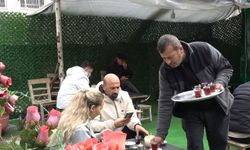 Çay ustası Gaziantep'te 52 yıldır muhabbetle çay demliyor