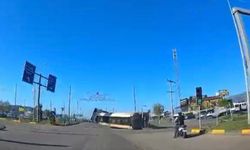 Gaziantep'te kontrolden çıkan tır kavşakta devrildi!