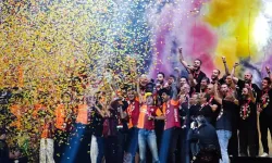 Galatasaray, 26. şampiyonluğunu taraftarıyla kutladı