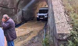 Gaziantep'te alt geçidi su bastı, minibüs içindekilerle birlikte mahsur kaldı
