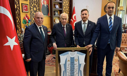 MHP lideri Bahçeli'ye Erzurumspor forması takdim edildi