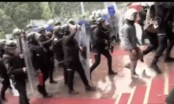 Cumhuriyet Halk Partisi binasında bulunan CHP'lilere müdahale başladı: Polise yangın tüpüyle böyle müdahale ettiler