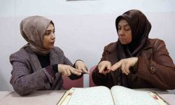 Gaziantep'te işitme engelli kadın Kur'an-ı Kerim'i işaret diliyle öğrendi