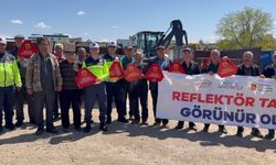 Gaziantep'te jandarma 200 traktör sürücüsüne eğitim vererek 400 reflektör dağıttı