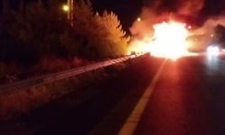 Gaziantep'te seyir halindeki tır alev alev yanarak kullanılamaz hale geldi
