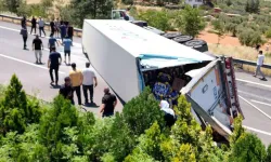 Gaziantep'te muz yüklü tır devrildi: Sürücü yaralandı