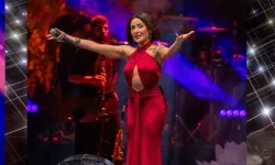 Melek Mosso'dan konserde dikkat çeken dans şovu