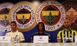 Fenerbahçe yeni transferleri için imza töreni düzenledi