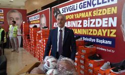 Şahinbey'de öğrencilere spor ayakkabı dağıtma geleneği devam ediyor