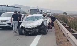 Gaziantep'te kontrolden çıkan otomobil tıra ve bariyerlere çarptı: 3 yaralı