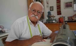 Gaziantep'te 55 yıllık terzi, boş vakitlerini kitap okuyarak geçiriyor